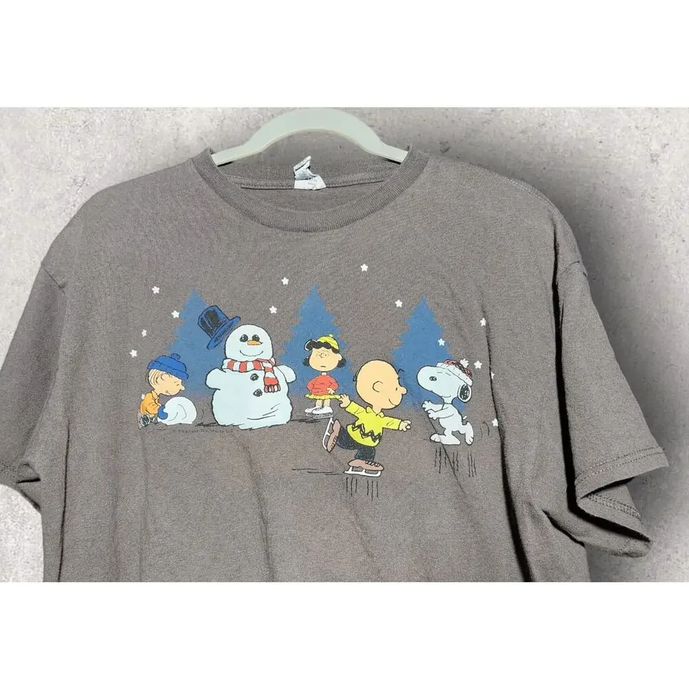 PEANUTS GANG CHRISTMAS HOLIDAY FESTIVE ICE SKATING T SHIRT SIZE LARGE GREY